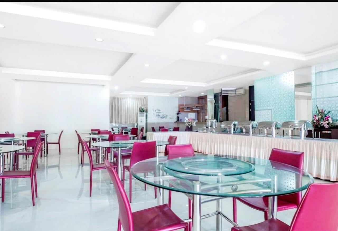 Agraha Andalas Hotel Макасар Екстериор снимка