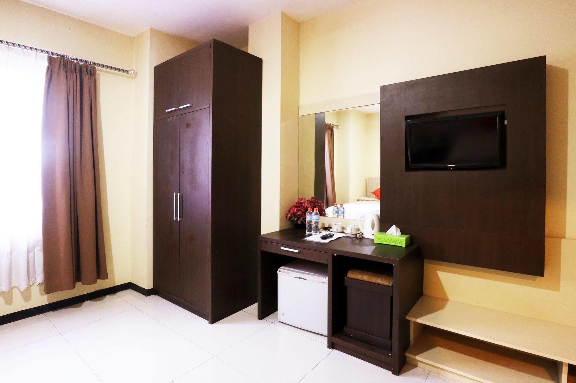 Agraha Andalas Hotel Макасар Екстериор снимка