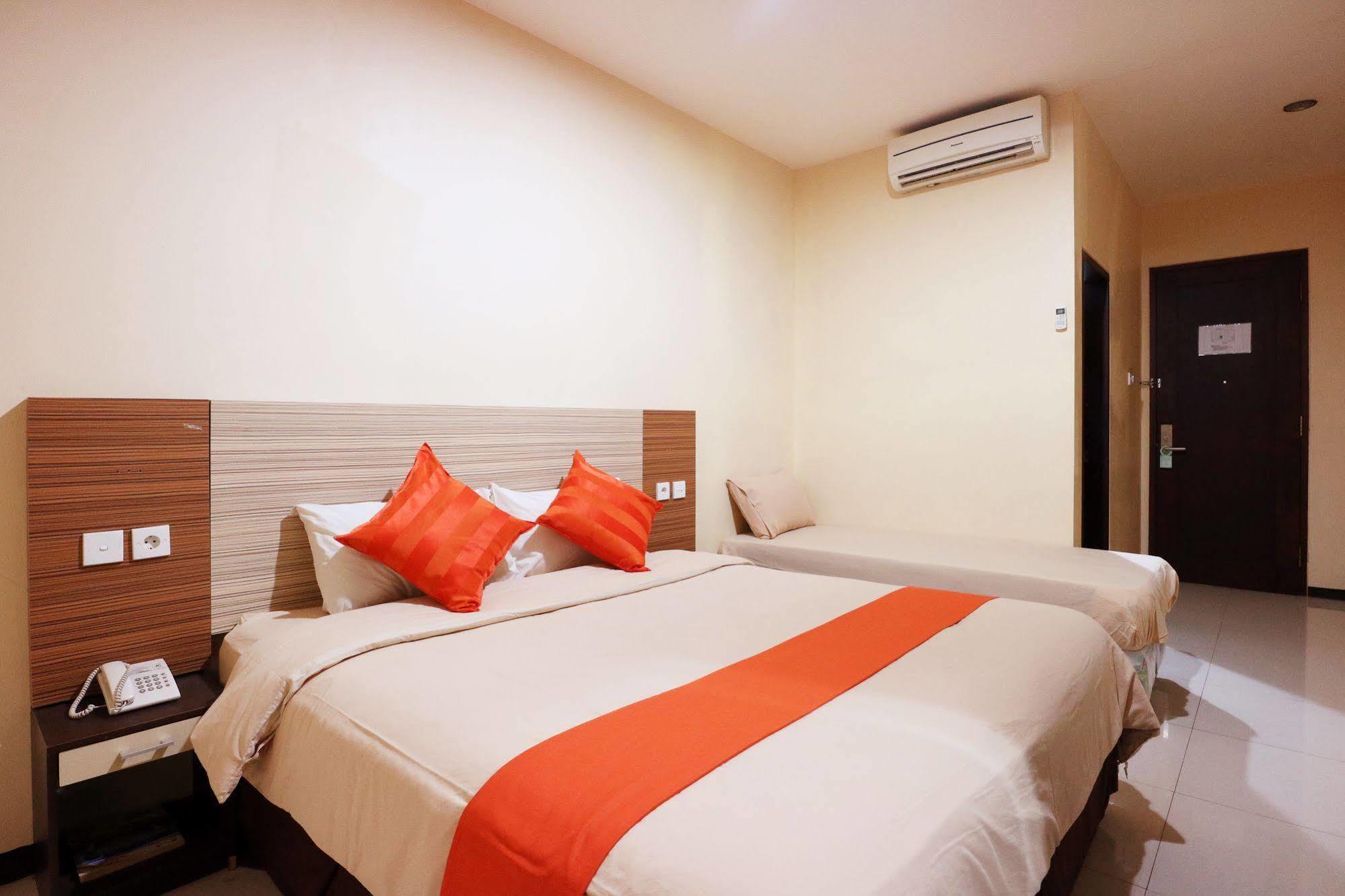 Agraha Andalas Hotel Макасар Екстериор снимка