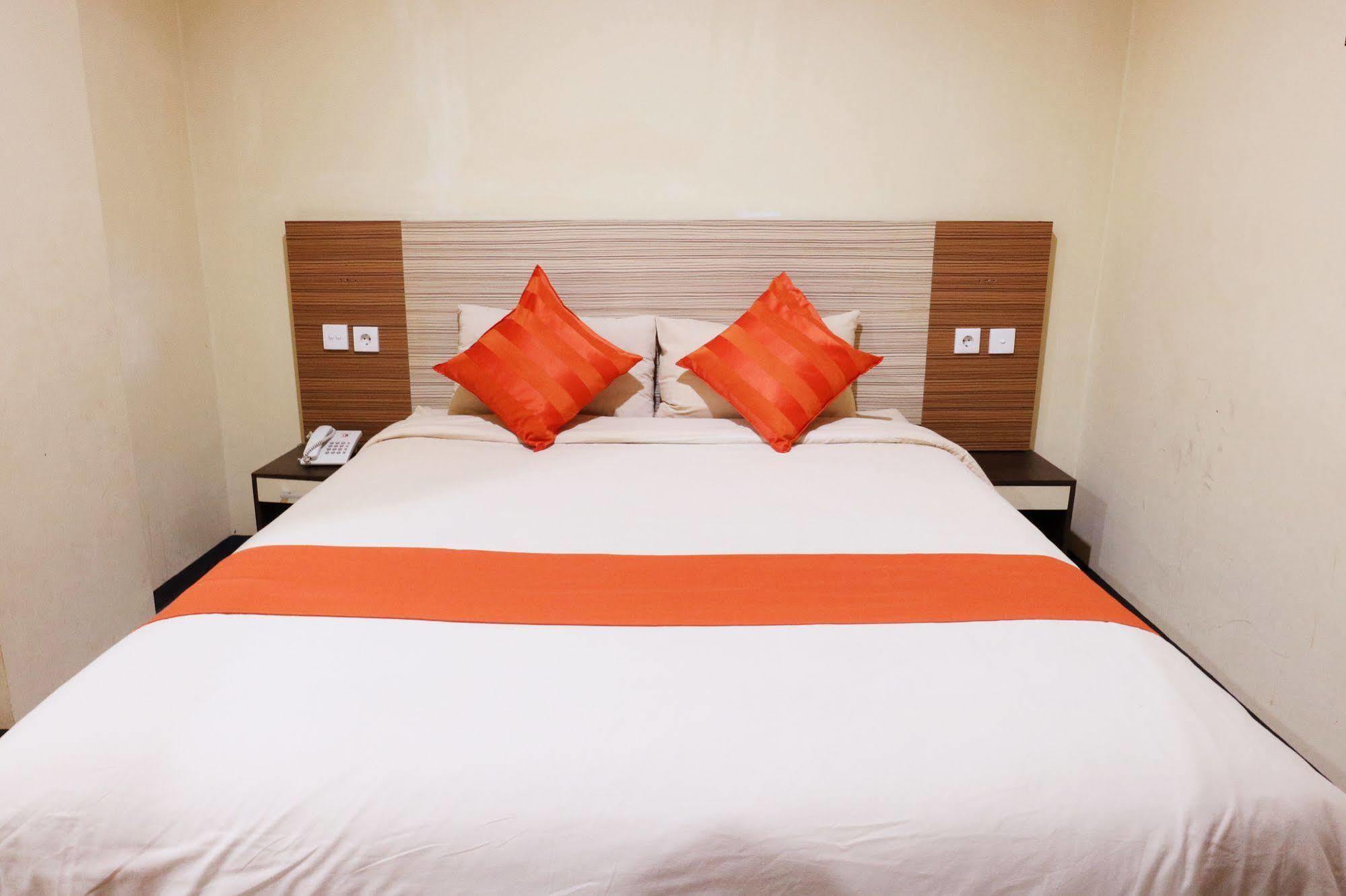 Agraha Andalas Hotel Макасар Екстериор снимка