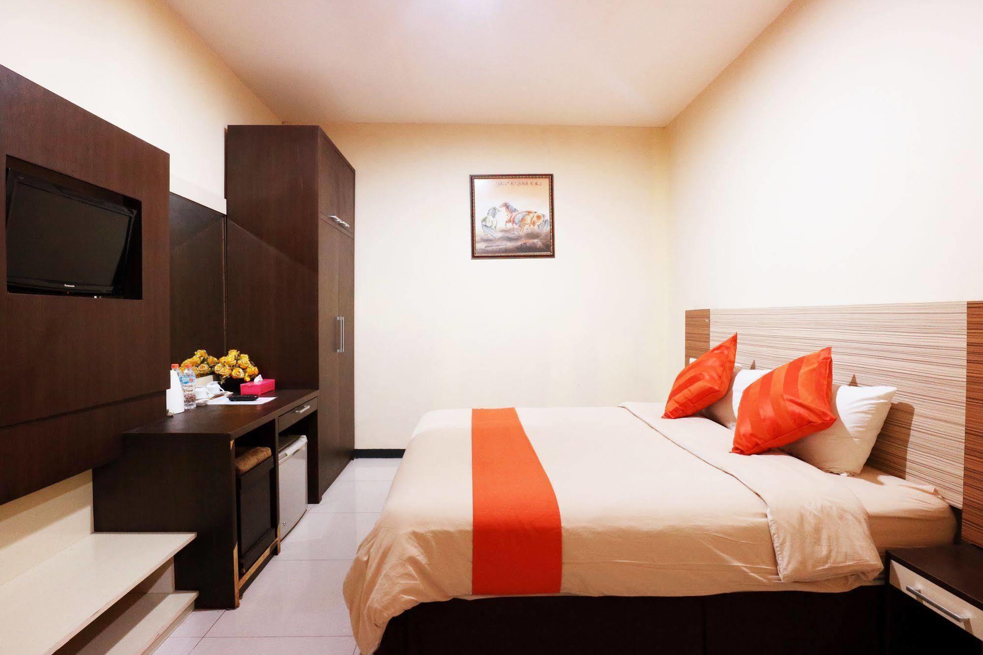 Agraha Andalas Hotel Макасар Екстериор снимка
