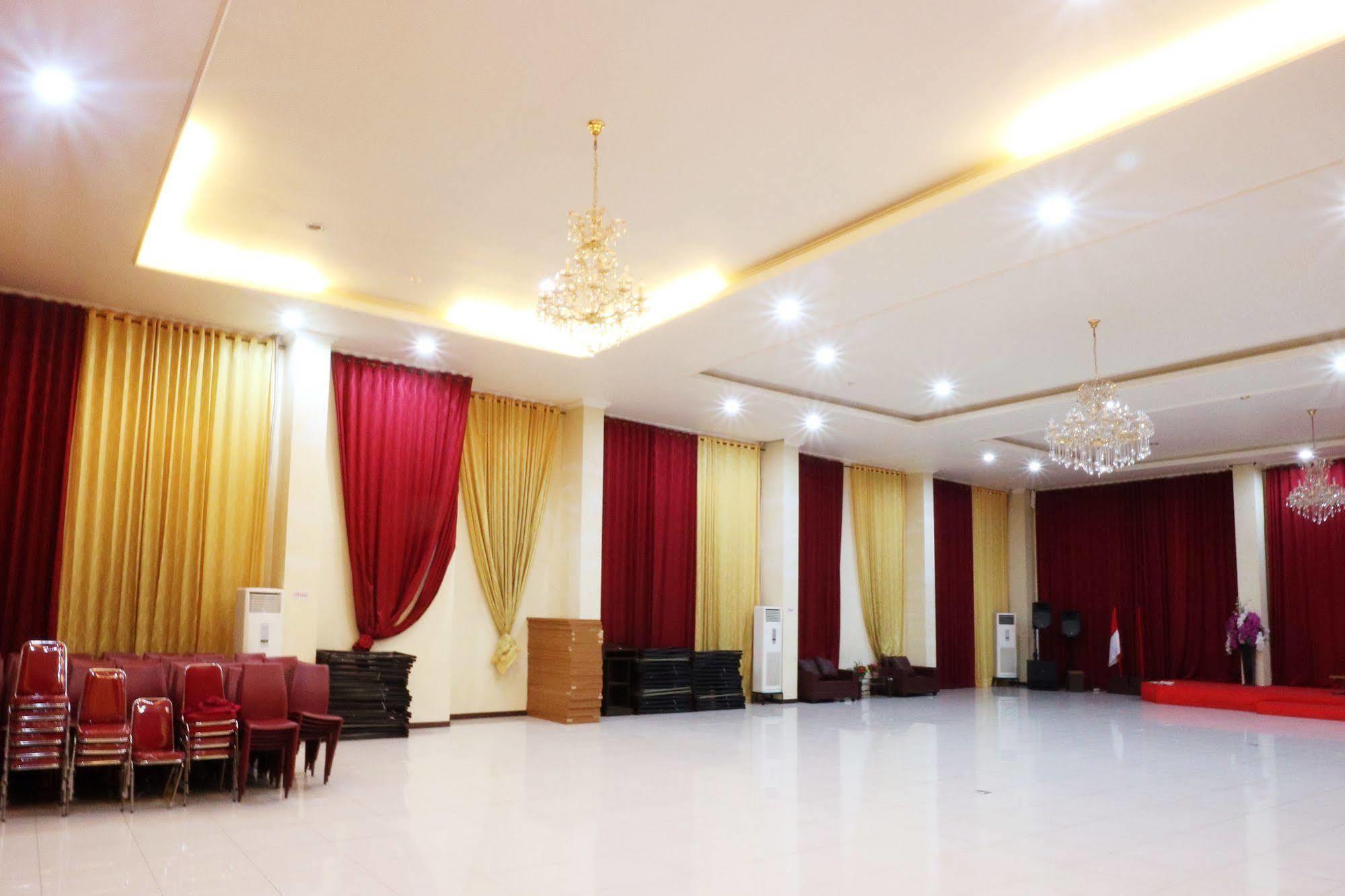 Agraha Andalas Hotel Макасар Екстериор снимка