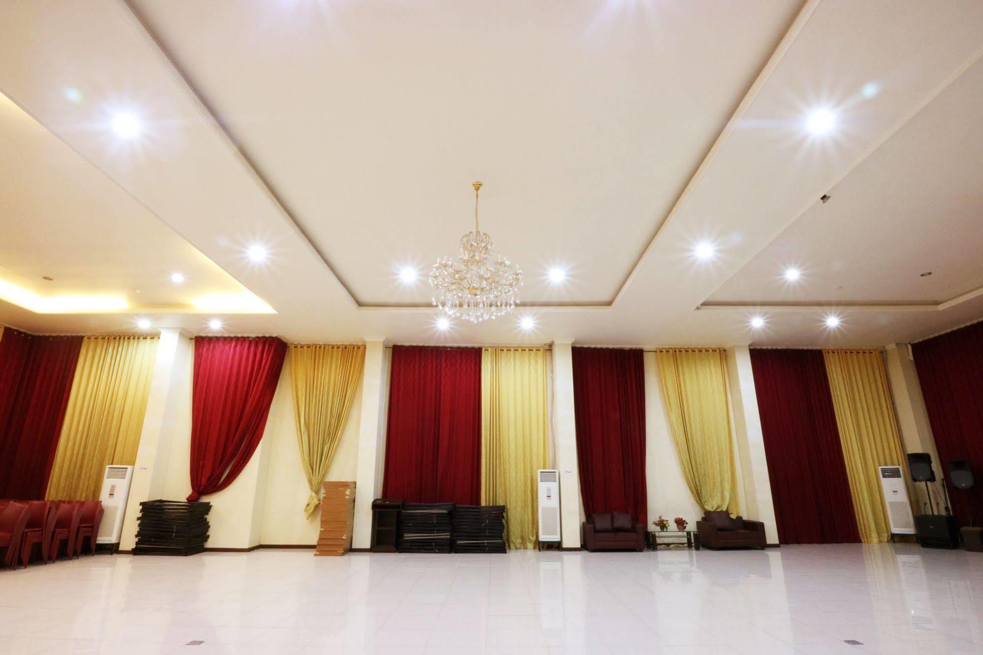 Agraha Andalas Hotel Макасар Екстериор снимка