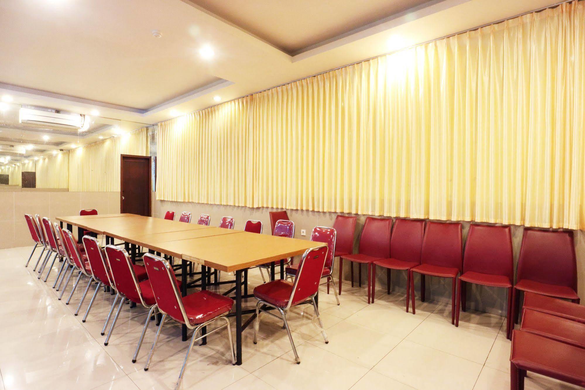 Agraha Andalas Hotel Макасар Екстериор снимка
