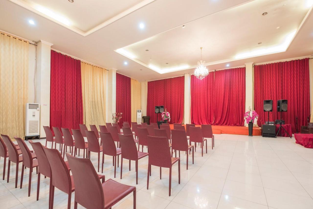 Agraha Andalas Hotel Макасар Екстериор снимка