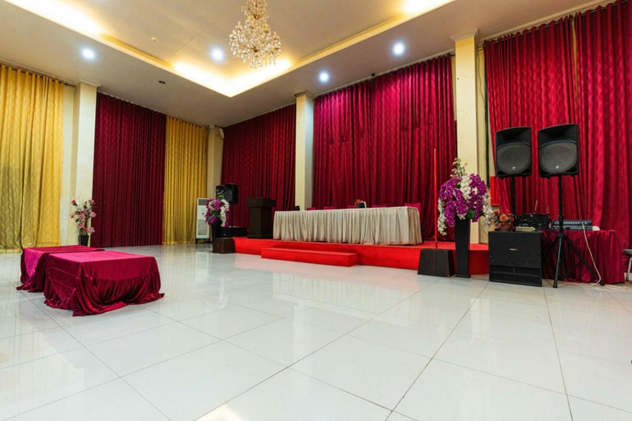 Agraha Andalas Hotel Макасар Екстериор снимка