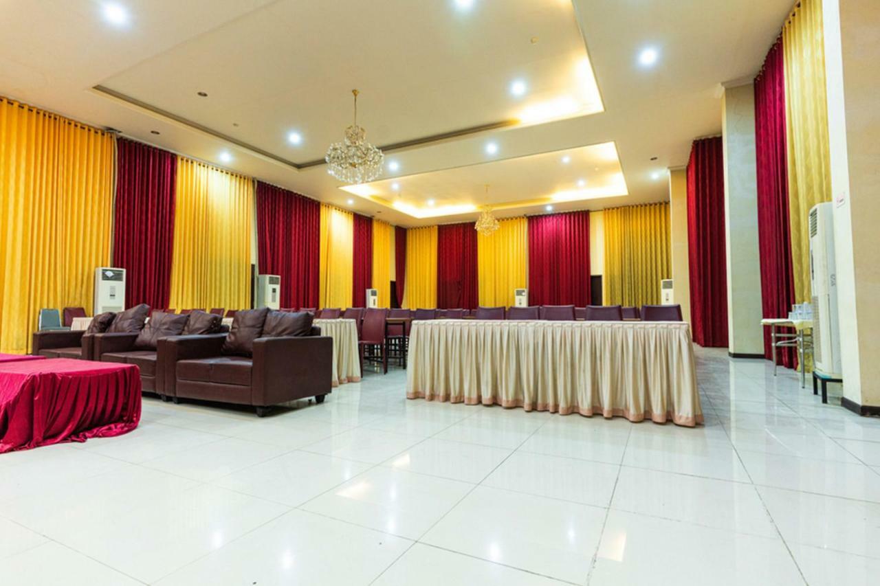 Agraha Andalas Hotel Макасар Екстериор снимка
