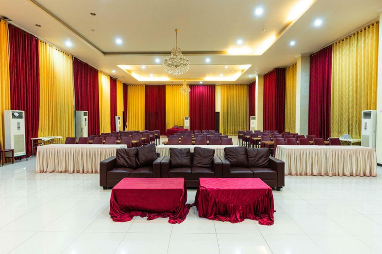 Agraha Andalas Hotel Макасар Екстериор снимка
